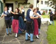 VT- & Schuhplattlergruppe Millstättersee/Seeboden beim Dorftanzen